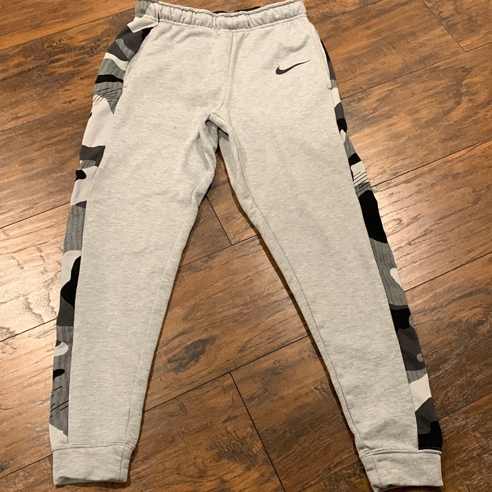 Soccer jogger with camo side strip, pockets and draw-string